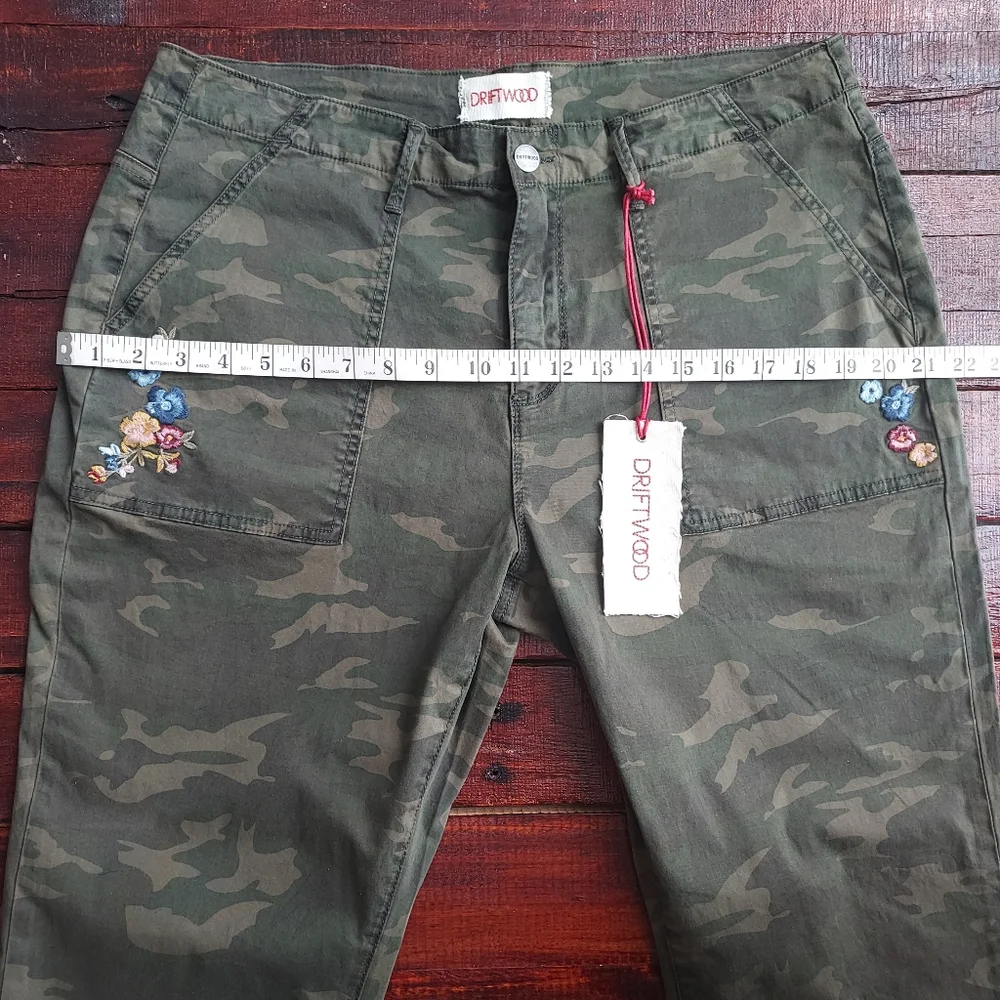 DRIFTWOOD Camouflage Straight Leg Jeans size 31 & 30 - Picture 9 of 12